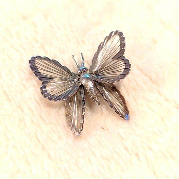 Vintage Monet Silvertone Butterfly Brooch - Picture 5 of 6